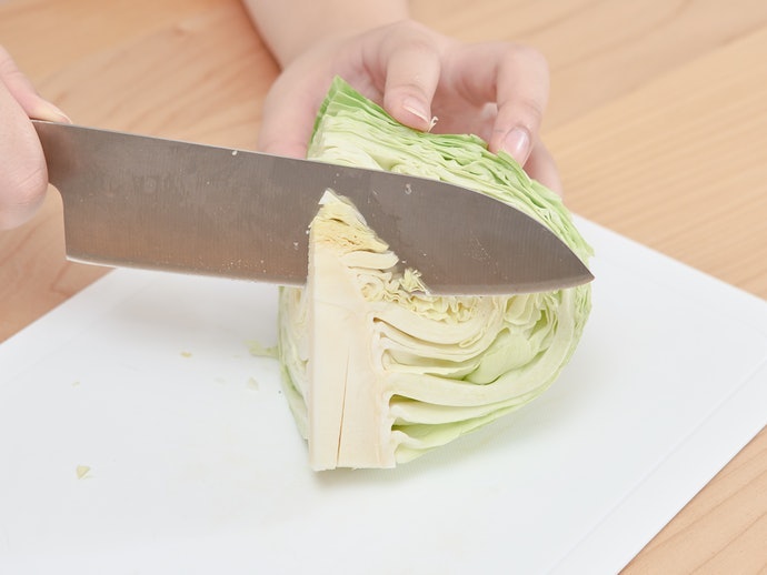 Potong makanan sesuai lebar mandoline slicer