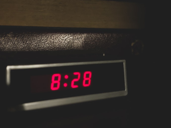 Pilih jam weker digital agar bisa dilihat di malam hari