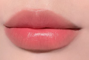 Pilih lipstik warna pink natural yang cocok dipakai ke sekolah