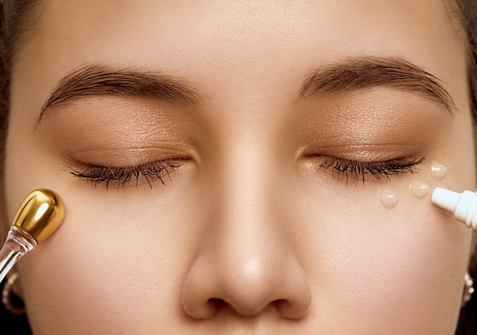 Meski tidak wajib, pertimbangkan eye cream yang dilengkapi aplikator untuk bantu memijat area mata
