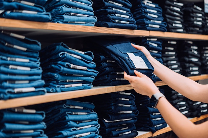 Utamakan bahan celana jeans yang stretch, nyaman dipakai, dan tidak luntur