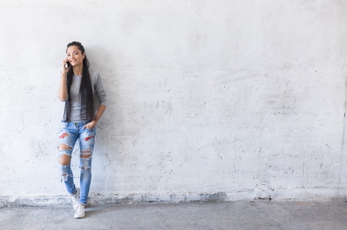 Miliki juga model celana jeans yang timeless, seperti celana jeans sobek, skinny jeans, cutbray, dan straight jeans