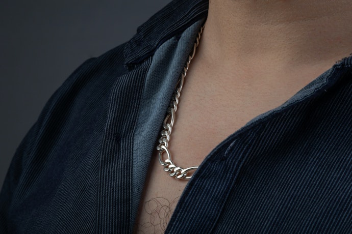 Untuk penggunaan sehari-hari, pilih kalung pendek sepanjang 40–45 cm