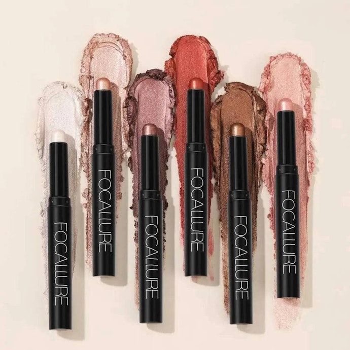 Untuk makeup simple dan aplikasi yang praktis, pertimbangkan eyeshadow stick