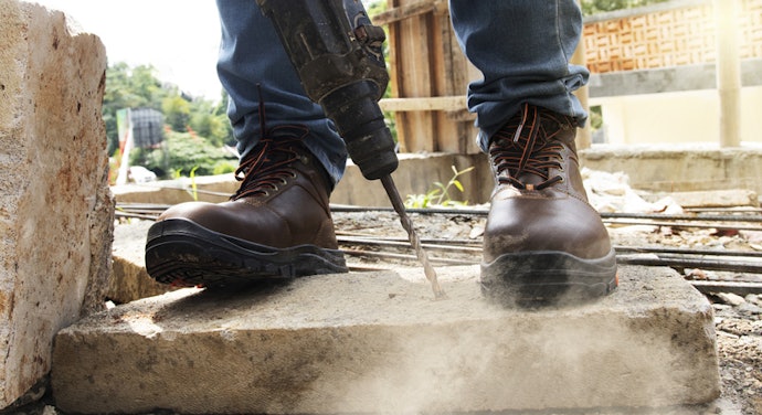Untuk aktivitas fisik berat, utamakan yang dapat melindungi kaki, seperti hiking boots dan working boots