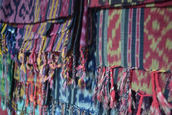 Untuk tampilan modern etnik nusantara, pilih baju tenun ikat, lurik, songket, jumputan, hingga batik