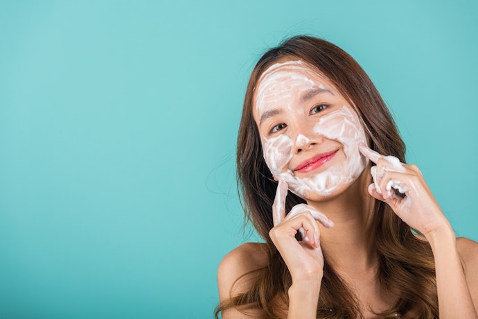 Pastikan face wash mengandung bahan pencerah berupa niacinamide untuk membantu mencerahkan kulit kamu