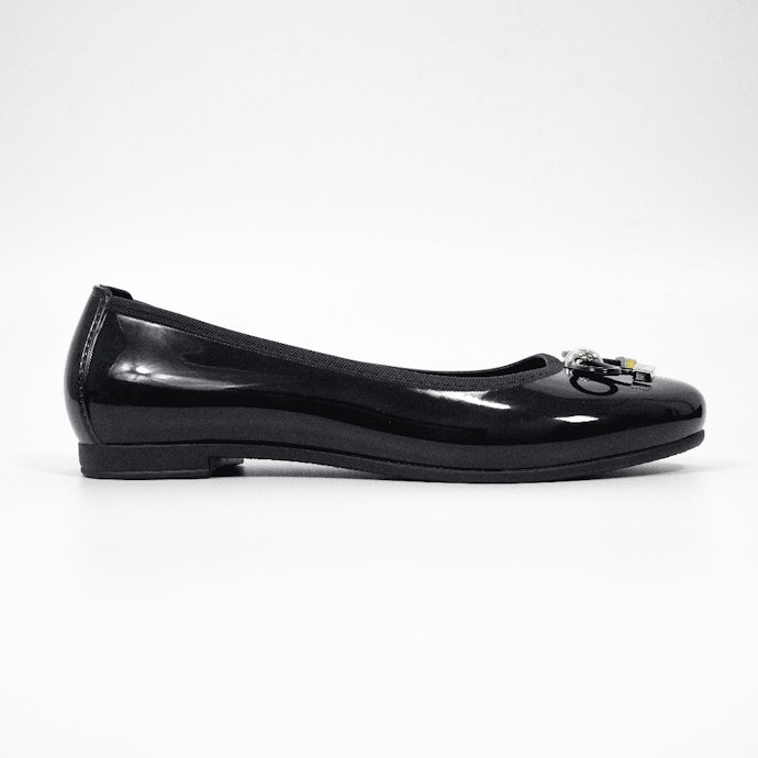 Untuk kerja, utamakan sepatu kulit hitam polos dengan hak maksimal 5 cm atau yang sesuai aturan kantor