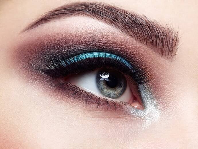 Menjadikan warna eyeshadow lebih hidup dan tidak mudah luntur