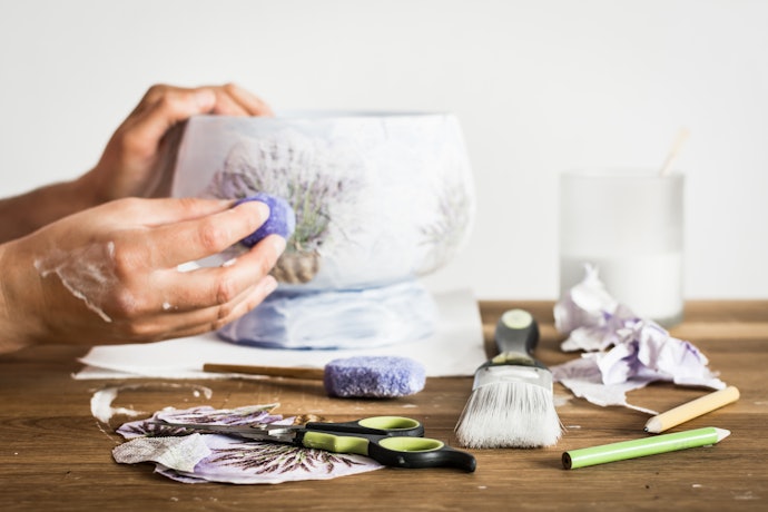 Pilih motif sesuai kreasi decoupage yang diinginkan