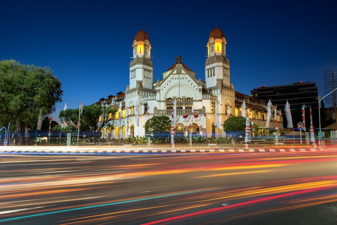 Cari hotel kapsul yang dekat dengan tempat-tempat wisata seperti RedDoorz Hostel near Lawang Sewu jika Anda ingin eksplorasi