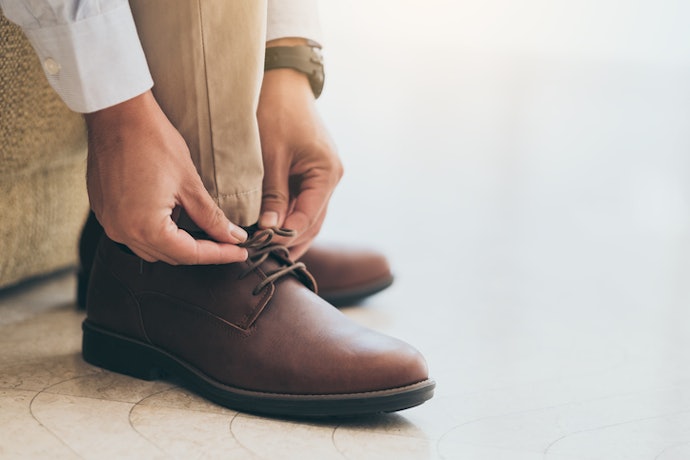 Untuk tampil rapi dan profesional saat kerja, gunakan chukka boots pendek yang berwarna netral dan tanpa dekorasi berlebihan