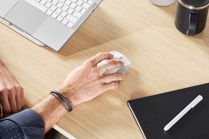 Pastikan jenis mouse sesuai dengan tangan aktif Anda