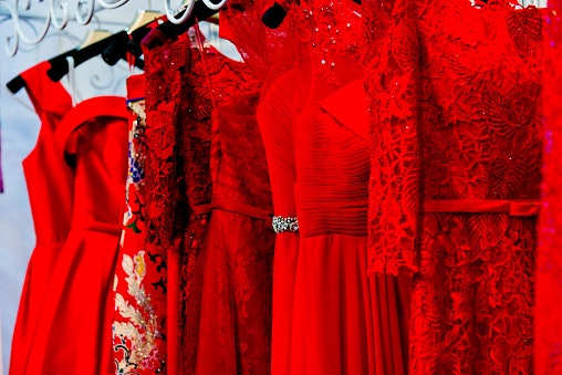 Perhatikan bahan dress merah