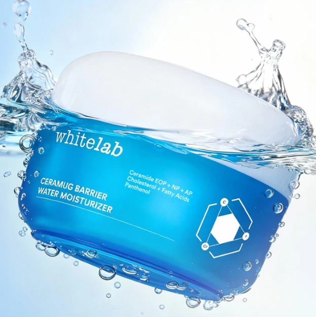 Pastikan terdapat kandungan pelembap seperti hyaluronic acid dan ceramide