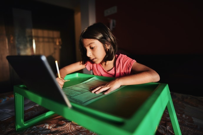 Kamar Anda kecil atau tinggal di kos? Prioritaskan meja lipat yang compact