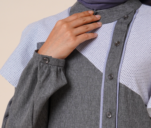 Pastikan bagian lengan berkaret atau berkancing agar wudhu-friendly