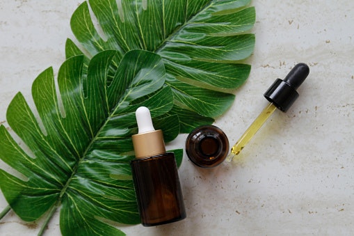 Utamakan essence berpelembap humektan, seperti glyserin 20% atau hyaluronic acid; Cari yang teksturnya watery untuk kulit berminyak dan yang teksturnya lebih kental untuk kulit kering