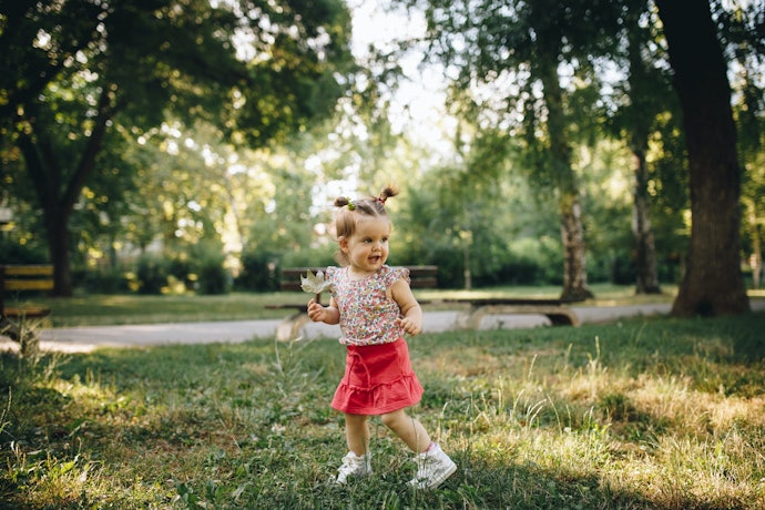 Pertimbangkan model dress atau setelan two piece untuk bayi perempuan usia 12-18 bulan