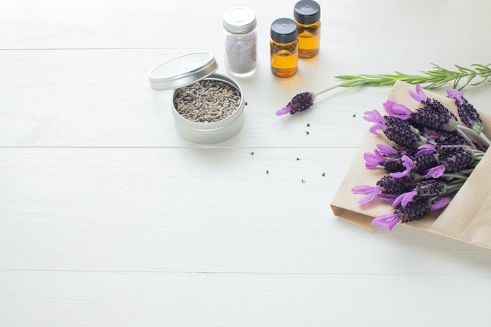 Untuk relaksasi sendiri di rumah, pilih massage oil beraroma lavender, chamomile, atau lemongrass