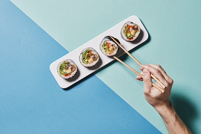 Untuk membuat sushi roll yang sempurna, pilih cetakan nasi sushi