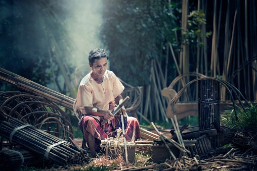 Persiapkan bahan terbaik untuk kursi rotan berkualitas