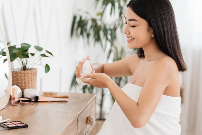 Bila kulit Anda kering, pilih hydrating toner Aloe vera yang mengandung pelembap tambahan seperti hyaluronic acid atau gliserin