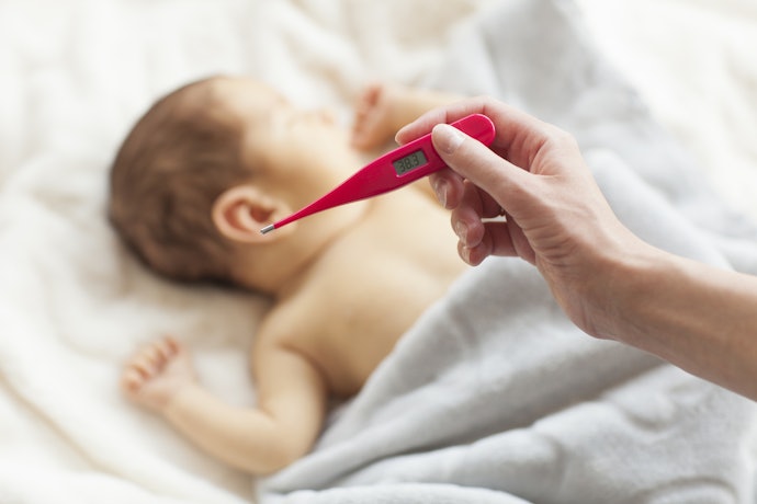 Untuk bayi di bawah 6 bulan, gunakan termometer digital rektal yang hasilnya lebih akurat