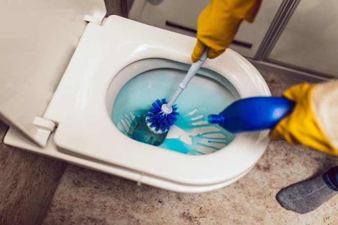 Untuk membersihkan noda atau kerak, pilih pembersih toilet yang mengandung asam seperti klorida