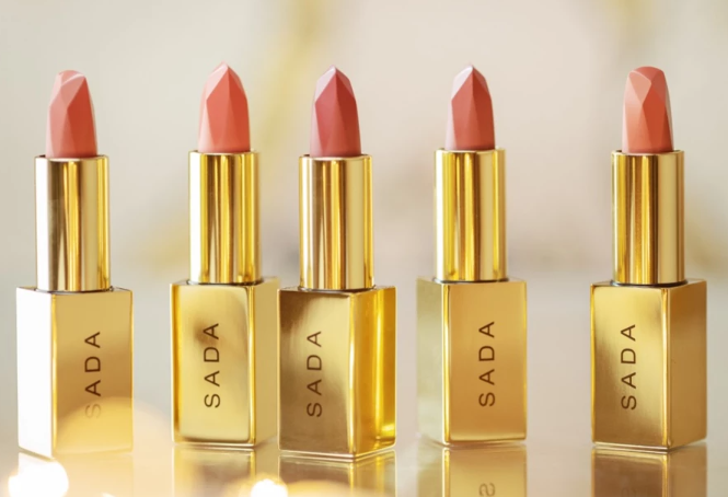 Dapatkan warna lipstik yang bagus untuk kulit kuning langsat, seperti nude-peach, peach, oranye, atau terracotta