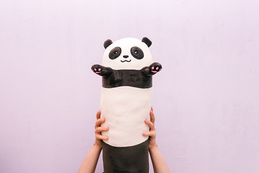 Pastikan bahan bantal boneka lembut dan empuk, seperti katun, poliester, dan microfiber