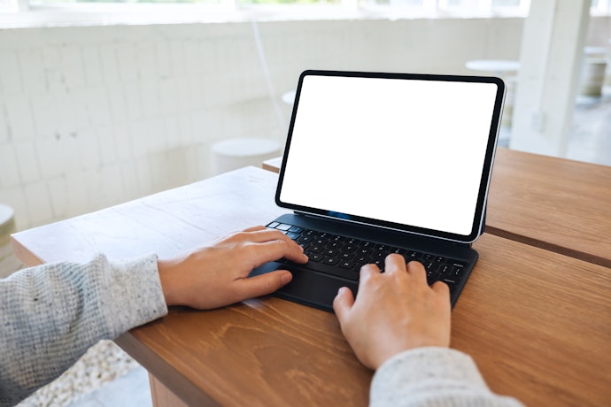 Pertimbangkan fitur tambahan casing tablet, misalnya pen holder, keyboard, dan auto wake/sleep