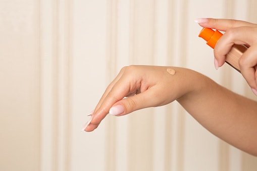 Untuk pemakaian dalam waktu yang lama, pilih concealer yang waterproof; Lebih baik lagi, bila mengutamakan produk dengan ketahanan 8 jam ke atas