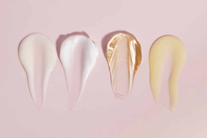 Untuk kulit kering pertimbangkan moisturizer gel cream yang mengandung hyaluronic acid, ceramide, niacinamide, dan allantoin untuk memberikan kelembapan maksimal