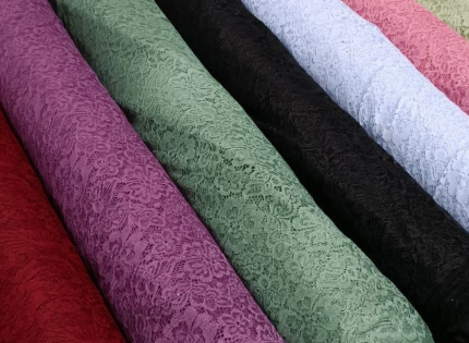 Tentukan motif dan warna yang serasi