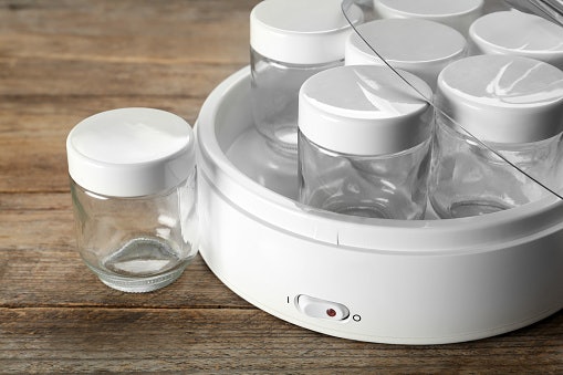 Cek kapasitasnya dan pilih yang dilengkapi yogurt jar besar jika sering membuat yogurt