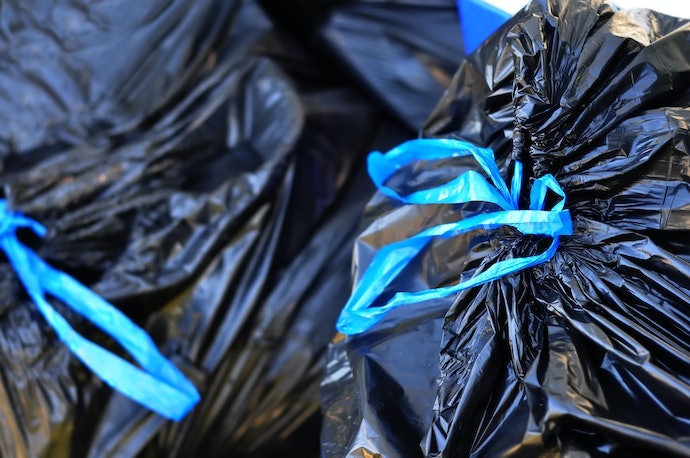 Untuk dapur, pertimbangkan kantong sampah dengan tali atau yang wangi