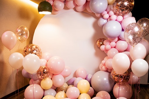 Beli yang dijual secara bundle atau set bila Anda perlu balon untuk backdrop pesta