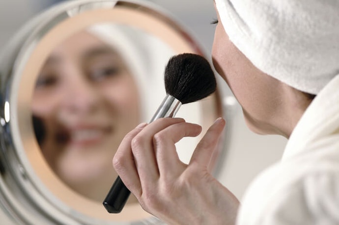 Cari bedak dengan kandungan pelembap, seperti hyaluronic acid, ceramide, jojoba oil, atau olive oil, supaya kulit tetap lembap