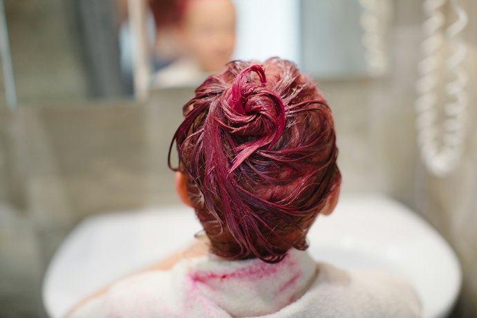 Utamakan color conditioner yang dapat menjaga warna rambut