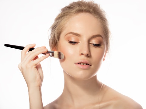 Aplikasikan highlighter sebelum foundation dan blush on