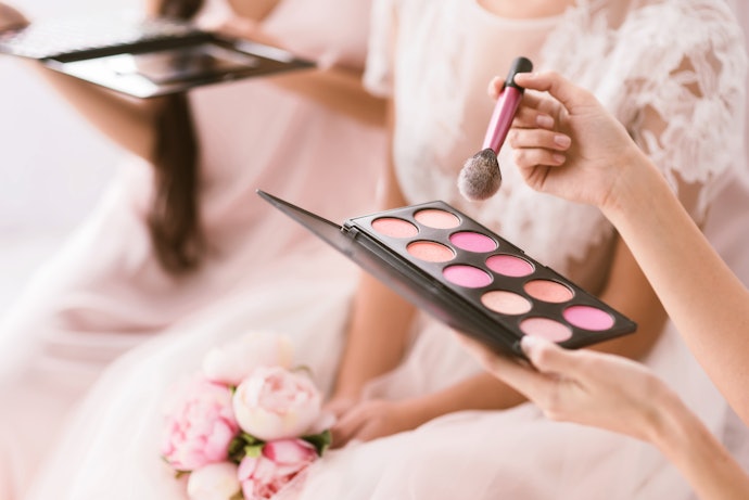 Pilih powder blush untuk hasil matte atau blush on cushion untuk hasil akhir dewy