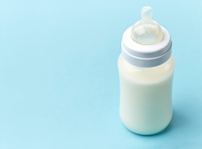 Jangan membaringkan kucing saat memberikan susu dengan botol