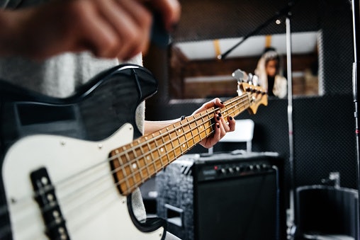 Pastikan scale length dari senar sesuai panjang bass