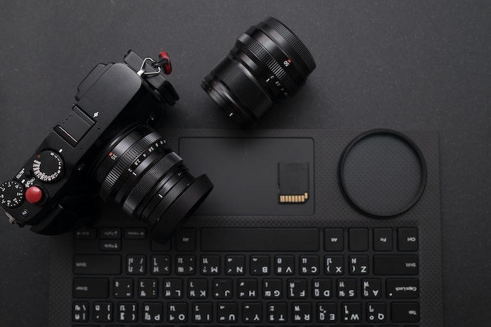 Utamakan kamera DSLR dengan koneksi wireless yang praktis digunakan untuk mentransfer foto ke HP
