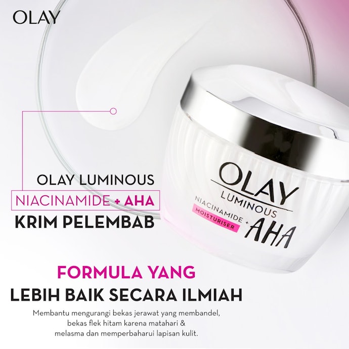 Untuk kulit kering yang kusam atau memiliki flek hitam, utamakan skincare yang mengandung AHA ringan dan brightening agent
