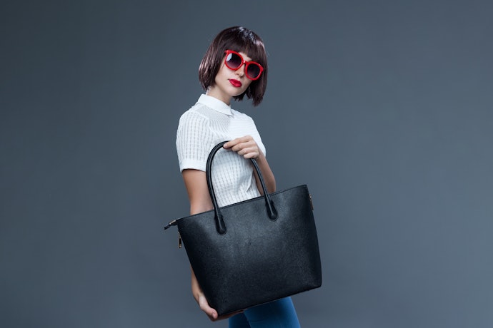 Untuk dipakai ke kantor, cari tote bag laptop bahan kulit yang juga dapat memuat dokumen dan lainnya