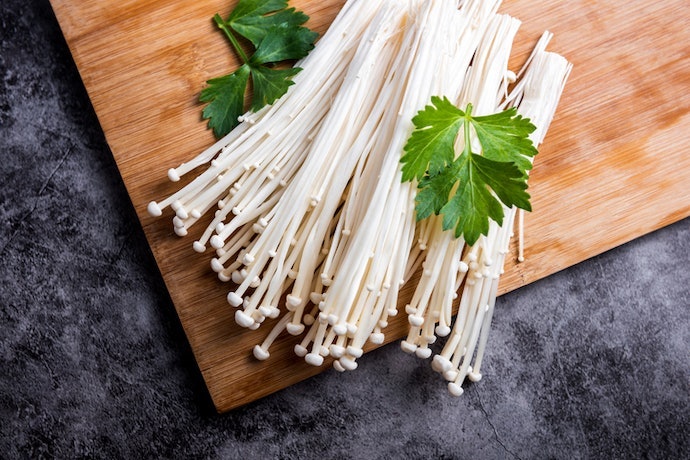 Pertimbangkan jamur enoki kaleng untuk menambah gizi pada hidangan hot pot