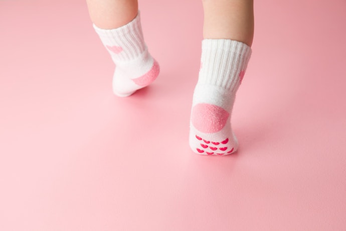 Pilih sol karet yang antiselip demi keamanan dan kenyamanan bayi saat belajar jalan