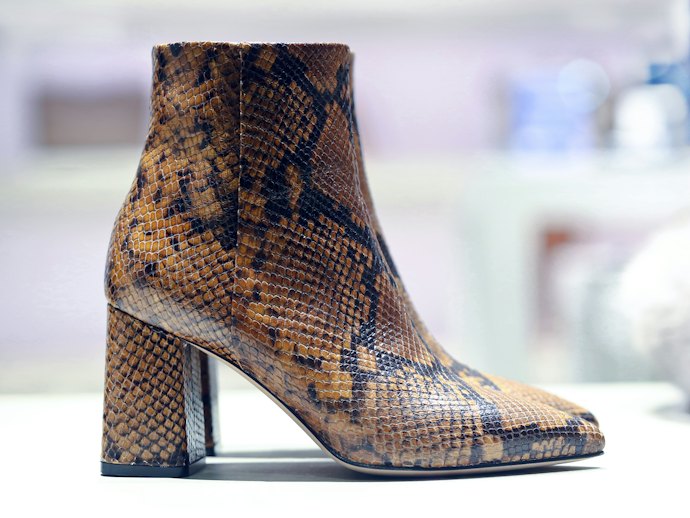 Periksa ketahanan sepatu terhadap air